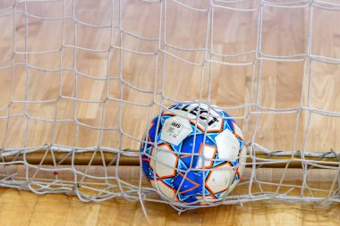 ODESSA, UKRAINE-CIRCA-2020: Futsal gol ağında futbol topu. Futbolcuların, futbolcuların, futbol sahasındaki kalecilerin çocuklarının spor eğitimi.