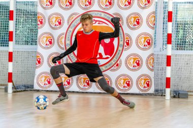 ODESSA, UKRAINE-CIRCA-2020: Çocuklar mini futbol oynuyor. Futsal kaleci kapıda duruyor. Futbolcuların, futsal kalecilerinin, futbol sahasındaki çocukların spor eğitimi.