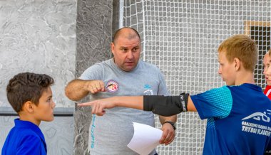 ODESSA, UKRAINE-CIRCA-2020: Çocuklar mini futbol oynuyor. Futsal kaleci kapıda duruyor. Futbolcuların, futsal kalecilerinin, futbol sahasındaki çocukların spor eğitimi.