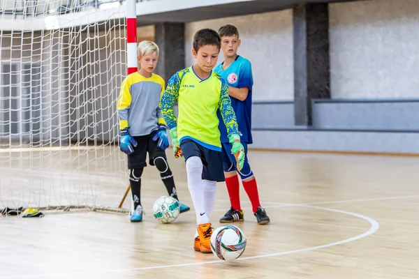 Odessa Ukraine Circa 2020 Barn Spelar Minifotboll Futsal Målvakt Står — Stockfoto