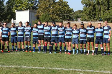 ODESSA, UKRAINE - 12 Eylül 2020: Ukrayna şampiyonasında en güçlü rugby-7 takımlarının final maçları. Rugby topu sahada. Ragbi maçı top için zor bir maç. Atletler sahada takım oyuncuları