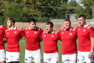 ODESSA, UKRAINE - 12 Eylül 2020: Ukrayna şampiyonasında en güçlü rugby-7 takımlarının final maçları. Rugby topu sahada. Ragbi maçı top için zor bir maç. Atletler sahada takım oyuncuları