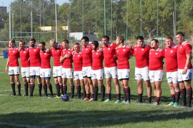 ODESSA, UKRAINE - 12 Eylül 2020: Ukrayna şampiyonasında en güçlü rugby-7 takımlarının final maçları. Rugby topu sahada. Ragbi maçı top için zor bir maç. Atletler sahada takım oyuncuları