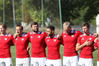 ODESSA, UKRAINE - 12 Eylül 2020: Ukrayna şampiyonasında en güçlü rugby-7 takımlarının final maçları. Rugby topu sahada. Ragbi maçı top için zor bir maç. Atletler sahada takım oyuncuları