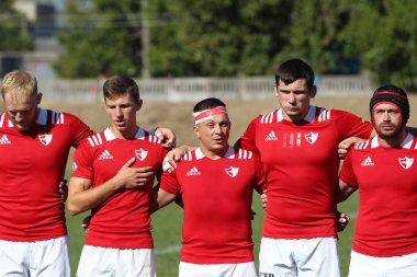 ODESSA, UKRAINE - 12 Eylül 2020: Ukrayna şampiyonasında en güçlü rugby-7 takımlarının final maçları. Rugby topu sahada. Ragbi maçı top için zor bir maç. Atletler sahada takım oyuncuları