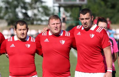 ODESSA, UKRAINE - 12 Eylül 2020: Ukrayna şampiyonasında en güçlü rugby-7 takımlarının final maçları. Rugby topu sahada. Ragbi maçı top için zor bir maç. Atletler sahada takım oyuncuları