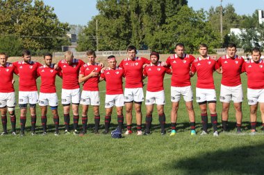 ODESSA, UKRAINE - 12 Eylül 2020: Ukrayna şampiyonasında en güçlü rugby-7 takımlarının final maçları. Rugby topu sahada. Ragbi maçı top için zor bir maç. Atletler sahada takım oyuncuları