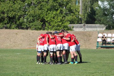 ODESSA, UKRAINE - 12 Eylül 2020: Ukrayna şampiyonasında en güçlü rugby-7 takımlarının final maçları. Rugby topu sahada. Ragbi maçı top için zor bir maç. Atletler sahada takım oyuncuları