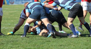 ODESSA, UKRAINE - 12 Eylül 2020: Ukrayna şampiyonasında en güçlü rugby-7 takımlarının final maçları. Rugby topu sahada. Ragbi maçı top için zor bir maç. Atletler sahada takım oyuncuları