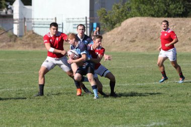 ODESSA, UKRAINE - 12 Eylül 2020: Ukrayna şampiyonasında en güçlü rugby-7 takımlarının final maçları. Rugby topu sahada. Ragbi maçı top için zor bir maç. Atletler sahada takım oyuncuları