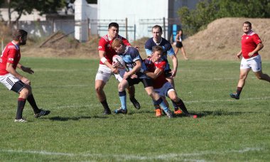 ODESSA, UKRAINE - 12 Eylül 2020: Ukrayna şampiyonasında en güçlü rugby-7 takımlarının final maçları. Rugby topu sahada. Ragbi maçı top için zor bir maç. Atletler sahada takım oyuncuları