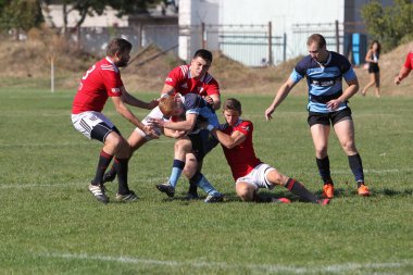 ODESSA, UKRAINE - 12 Eylül 2020: Ukrayna şampiyonasında en güçlü rugby-7 takımlarının final maçları. Rugby topu sahada. Ragbi maçı top için zor bir maç. Atletler sahada takım oyuncuları