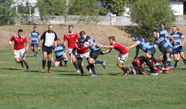ODESSA, UKRAINE - 12 Eylül 2020: Ukrayna şampiyonasında en güçlü rugby-7 takımlarının final maçları. Rugby topu sahada. Ragbi maçı top için zor bir maç. Atletler sahada takım oyuncuları