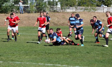 ODESSA, UKRAINE - 12 Eylül 2020: Ukrayna şampiyonasında en güçlü rugby-7 takımlarının final maçları. Rugby topu sahada. Ragbi maçı top için zor bir maç. Atletler sahada takım oyuncuları