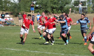 ODESSA, UKRAINE - 12 Eylül 2020: Ukrayna şampiyonasında en güçlü rugby-7 takımlarının final maçları. Rugby topu sahada. Ragbi maçı top için zor bir maç. Atletler sahada takım oyuncuları