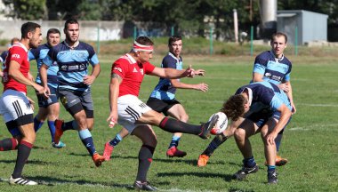 ODESSA, UKRAINE - 12 Eylül 2020: Ukrayna şampiyonasında en güçlü rugby-7 takımlarının final maçları. Rugby topu sahada. Ragbi maçı top için zor bir maç. Atletler sahada takım oyuncuları