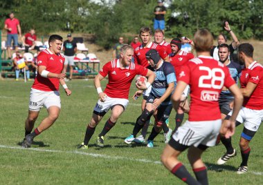 ODESSA, UKRAINE - 12 Eylül 2020: Ukrayna şampiyonasında en güçlü rugby-7 takımlarının final maçları. Rugby topu sahada. Ragbi maçı top için zor bir maç. Atletler sahada takım oyuncuları