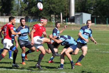 ODESSA, UKRAINE - 12 Eylül 2020: Ukrayna şampiyonasında en güçlü rugby-7 takımlarının final maçları. Rugby topu sahada. Ragbi maçı top için zor bir maç. Atletler sahada takım oyuncuları