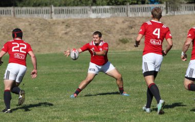 ODESSA, UKRAINE - 12 Eylül 2020: Ukrayna şampiyonasında en güçlü rugby-7 takımlarının final maçları. Rugby topu sahada. Ragbi maçı top için zor bir maç. Atletler sahada takım oyuncuları