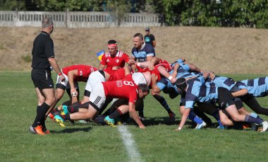 ODESSA, UKRAINE - 12 Eylül 2020: Ukrayna şampiyonasında en güçlü rugby-7 takımlarının final maçları. Rugby topu sahada. Ragbi maçı top için zor bir maç. Atletler sahada takım oyuncuları