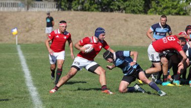 ODESSA, UKRAINE - 12 Eylül 2020: Ukrayna şampiyonasında en güçlü rugby-7 takımlarının final maçları. Rugby topu sahada. Ragbi maçı top için zor bir maç. Atletler sahada takım oyuncuları
