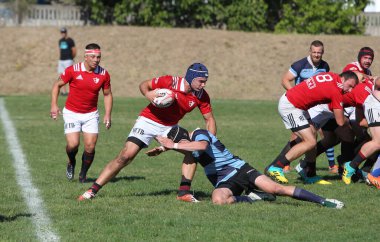 ODESSA, UKRAINE - 12 Eylül 2020: Ukrayna şampiyonasında en güçlü rugby-7 takımlarının final maçları. Rugby topu sahada. Ragbi maçı top için zor bir maç. Atletler sahada takım oyuncuları