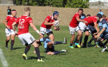 ODESSA, UKRAINE - 12 Eylül 2020: Ukrayna şampiyonasında en güçlü rugby-7 takımlarının final maçları. Rugby topu sahada. Ragbi maçı top için zor bir maç. Atletler sahada takım oyuncuları