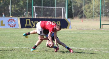 ODESSA, UKRAINE - 12 Eylül 2020: Ukrayna şampiyonasında en güçlü rugby-7 takımlarının final maçları. Rugby topu sahada. Ragbi maçı top için zor bir maç. Atletler sahada takım oyuncuları