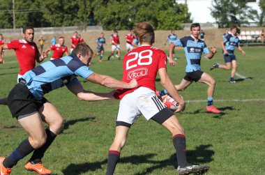 ODESSA, UKRAINE - 12 Eylül 2020: Ukrayna şampiyonasında en güçlü rugby-7 takımlarının final maçları. Rugby topu sahada. Ragbi maçı top için zor bir maç. Atletler sahada takım oyuncuları