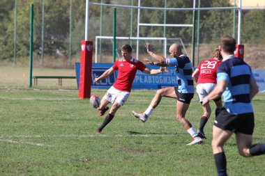 ODESSA, UKRAINE - 12 Eylül 2020: Ukrayna şampiyonasında en güçlü rugby-7 takımlarının final maçları. Rugby topu sahada. Ragbi maçı top için zor bir maç. Atletler sahada takım oyuncuları