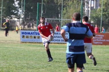 ODESSA, UKRAINE - 12 Eylül 2020: Ukrayna şampiyonasında en güçlü rugby-7 takımlarının final maçları. Rugby topu sahada. Ragbi maçı top için zor bir maç. Atletler sahada takım oyuncuları