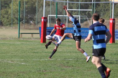 ODESSA, UKRAINE - 12 Eylül 2020: Ukrayna şampiyonasında en güçlü rugby-7 takımlarının final maçları. Rugby topu sahada. Ragbi maçı top için zor bir maç. Atletler sahada takım oyuncuları