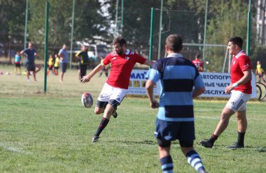 ODESSA, UKRAINE - 12 Eylül 2020: Ukrayna şampiyonasında en güçlü rugby-7 takımlarının final maçları. Rugby topu sahada. Ragbi maçı top için zor bir maç. Atletler sahada takım oyuncuları