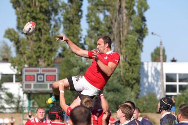 ODESSA, UKRAINE - 12 Eylül 2020: Ukrayna şampiyonasında en güçlü rugby-7 takımlarının final maçları. Rugby topu sahada. Ragbi maçı top için zor bir maç. Atletler sahada takım oyuncuları