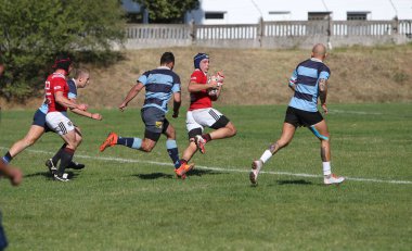 ODESSA, UKRAINE - 12 Eylül 2020: Ukrayna şampiyonasında en güçlü rugby-7 takımlarının final maçları. Rugby topu sahada. Ragbi maçı top için zor bir maç. Atletler sahada takım oyuncuları