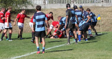 ODESSA, UKRAINE - 12 Eylül 2020: Ukrayna şampiyonasında en güçlü rugby-7 takımlarının final maçları. Rugby topu sahada. Ragbi maçı top için zor bir maç. Atletler sahada takım oyuncuları