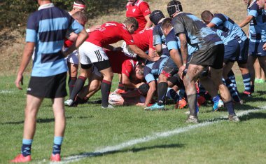 ODESSA, UKRAINE - 12 Eylül 2020: Ukrayna şampiyonasında en güçlü rugby-7 takımlarının final maçları. Rugby topu sahada. Ragbi maçı top için zor bir maç. Atletler sahada takım oyuncuları