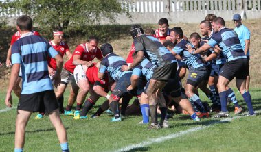 ODESSA, UKRAINE - 12 Eylül 2020: Ukrayna şampiyonasında en güçlü rugby-7 takımlarının final maçları. Rugby topu sahada. Ragbi maçı top için zor bir maç. Atletler sahada takım oyuncuları