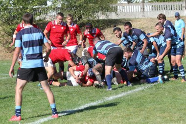 ODESSA, UKRAINE - 12 Eylül 2020: Ukrayna şampiyonasında en güçlü rugby-7 takımlarının final maçları. Rugby topu sahada. Ragbi maçı top için zor bir maç. Atletler sahada takım oyuncuları