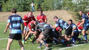 ODESSA, UKRAINE - 12 Eylül 2020: Ukrayna şampiyonasında en güçlü rugby-7 takımlarının final maçları. Rugby topu sahada. Ragbi maçı top için zor bir maç. Atletler sahada takım oyuncuları