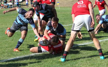 ODESSA, UKRAINE - 12 Eylül 2020: Ukrayna şampiyonasında en güçlü rugby-7 takımlarının final maçları. Rugby topu sahada. Ragbi maçı top için zor bir maç. Atletler sahada takım oyuncuları