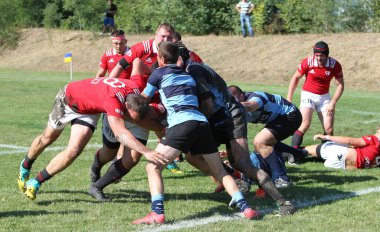ODESSA, UKRAINE - 12 Eylül 2020: Ukrayna şampiyonasında en güçlü rugby-7 takımlarının final maçları. Rugby topu sahada. Ragbi maçı top için zor bir maç. Atletler sahada takım oyuncuları