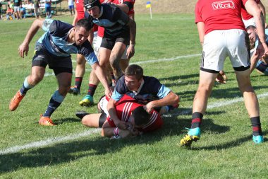 ODESSA, UKRAINE - 12 Eylül 2020: Ukrayna şampiyonasında en güçlü rugby-7 takımlarının final maçları. Rugby topu sahada. Ragbi maçı top için zor bir maç. Atletler sahada takım oyuncuları