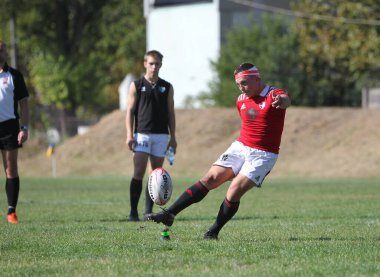 ODESSA, UKRAINE - 12 Eylül 2020: Ukrayna şampiyonasında en güçlü rugby-7 takımlarının final maçları. Rugby topu sahada. Ragbi maçı top için zor bir maç. Atletler sahada takım oyuncuları