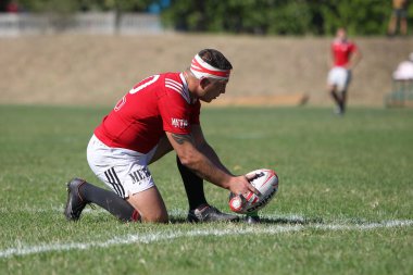 ODESSA, UKRAINE - 12 Eylül 2020: Ukrayna şampiyonasında en güçlü rugby-7 takımlarının final maçları. Rugby topu sahada. Ragbi maçı top için zor bir maç. Atletler sahada takım oyuncuları
