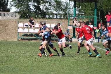 ODESSA, UKRAINE - 12 Eylül 2020: Ukrayna şampiyonasında en güçlü rugby-7 takımlarının final maçları. Rugby topu sahada. Ragbi maçı top için zor bir maç. Atletler sahada takım oyuncuları