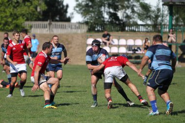 ODESSA, UKRAINE - 12 Eylül 2020: Ukrayna şampiyonasında en güçlü rugby-7 takımlarının final maçları. Rugby topu sahada. Ragbi maçı top için zor bir maç. Atletler sahada takım oyuncuları