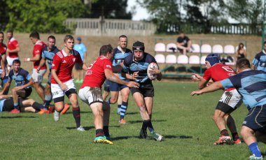 ODESSA, UKRAINE - 12 Eylül 2020: Ukrayna şampiyonasında en güçlü rugby-7 takımlarının final maçları. Rugby topu sahada. Ragbi maçı top için zor bir maç. Atletler sahada takım oyuncuları