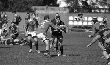 ODESSA, UKRAINE - 12 Eylül 2020: Ukrayna şampiyonasında en güçlü rugby-7 takımlarının final maçları. Rugby topu sahada. Ragbi maçı top için zor bir maç. Atletler sahada takım oyuncuları