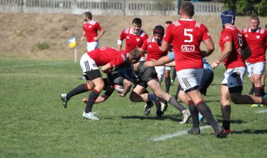 ODESSA, UKRAINE - 12 Eylül 2020: Ukrayna şampiyonasında en güçlü rugby-7 takımlarının final maçları. Rugby topu sahada. Ragbi maçı top için zor bir maç. Atletler sahada takım oyuncuları
